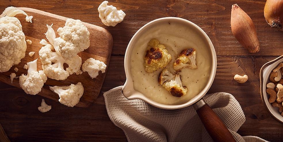 Velouté de chou-fleur grillé aux noix de cajou