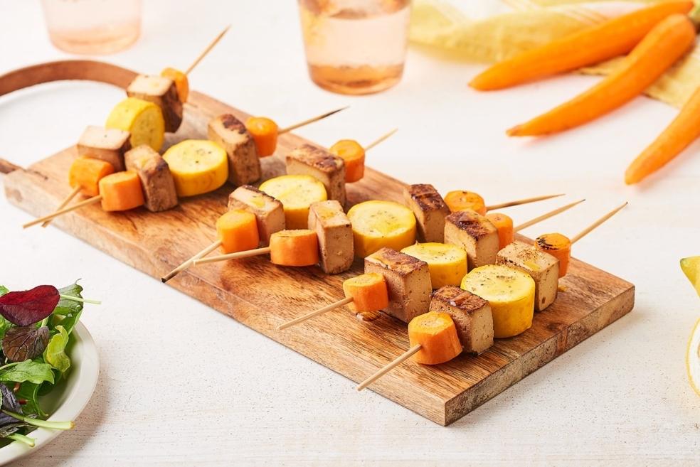 Brochettes de carottes, tofu et courgettes jaunes