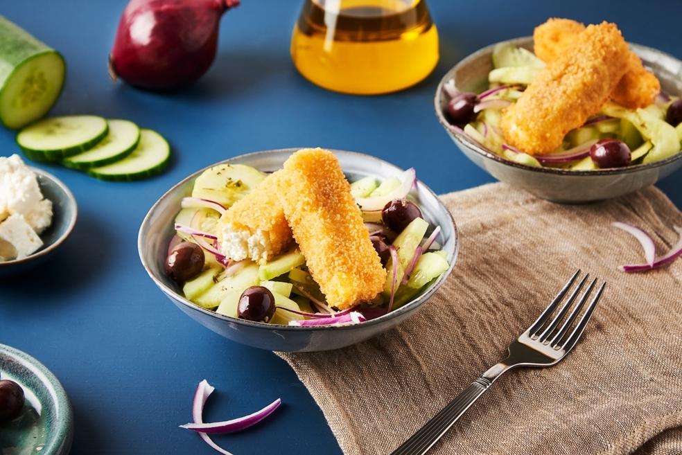 Salade de concombre et sticks de feta panés