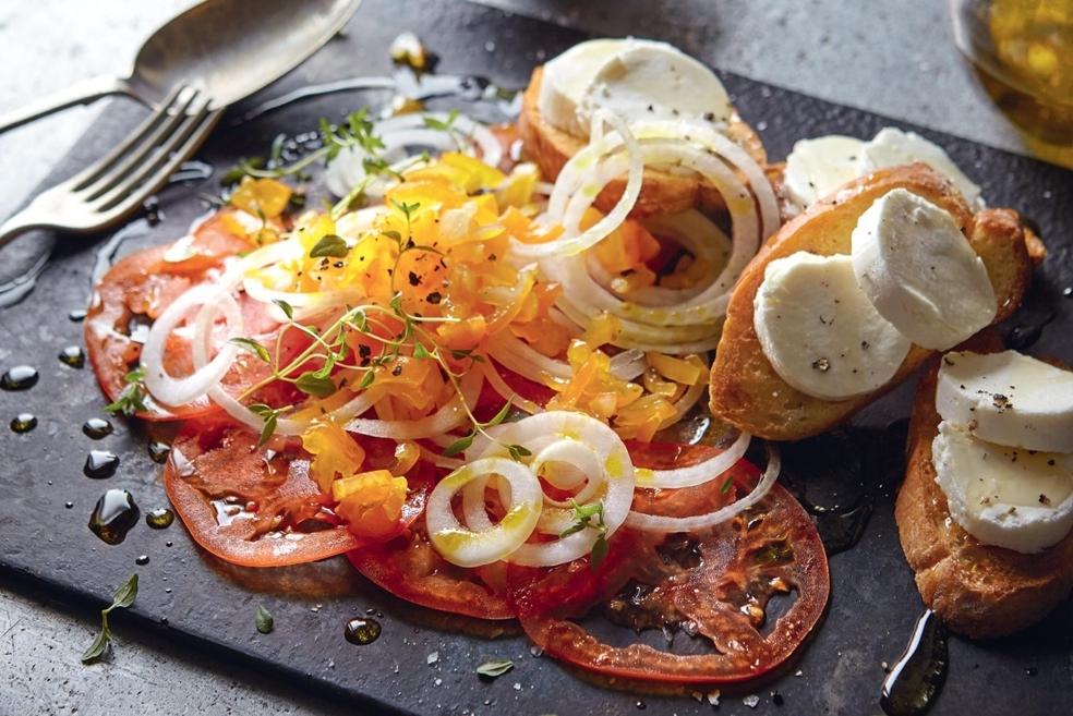 Carpaccio de tomates et toasts au chèvre