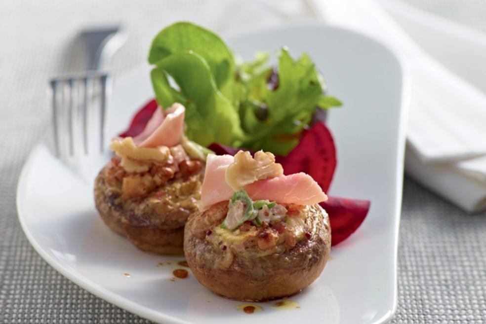 Champignons gratinés à la sauce aux noix et jambon