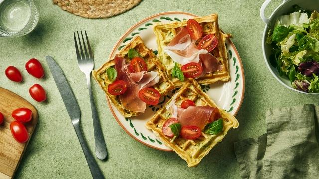 Gaufres de courgettes, jambon cru et tomates cerises
