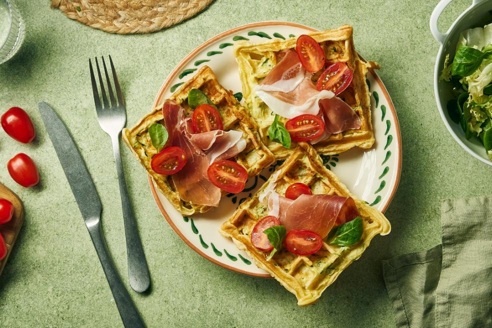 Gaufres de courgettes, jambon cru et tomates cerises