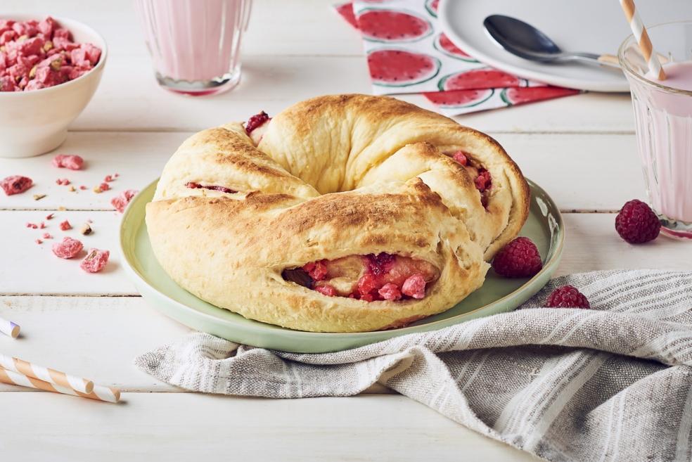 Brioche couronne aux framboises et pralines roses
