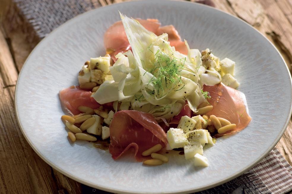 Effeuillage de jambon italien sur lit de fenouil et mozzarella