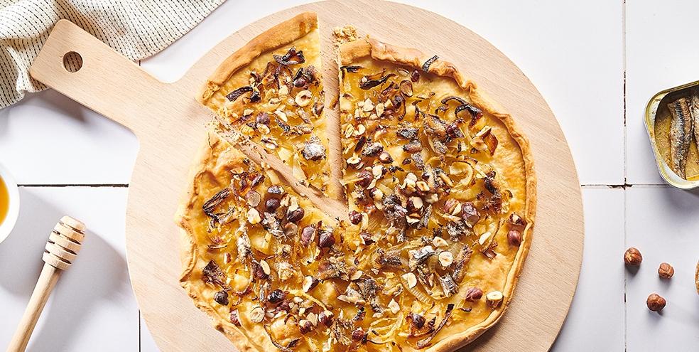 Pissaladière revisitée au miel et aux noisettes