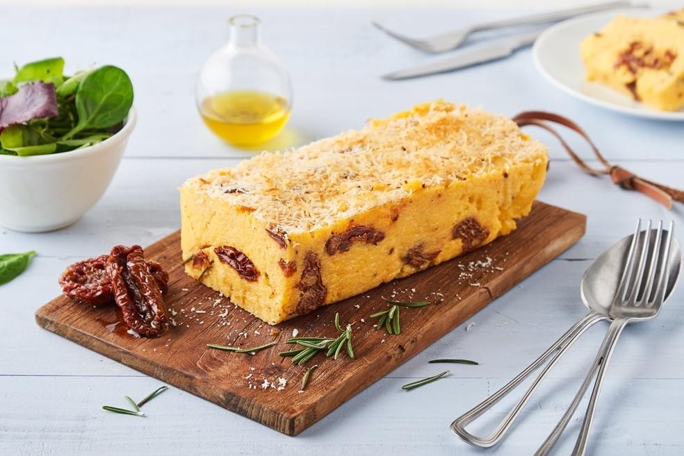 Cake de polenta au parmesan et tomates confites