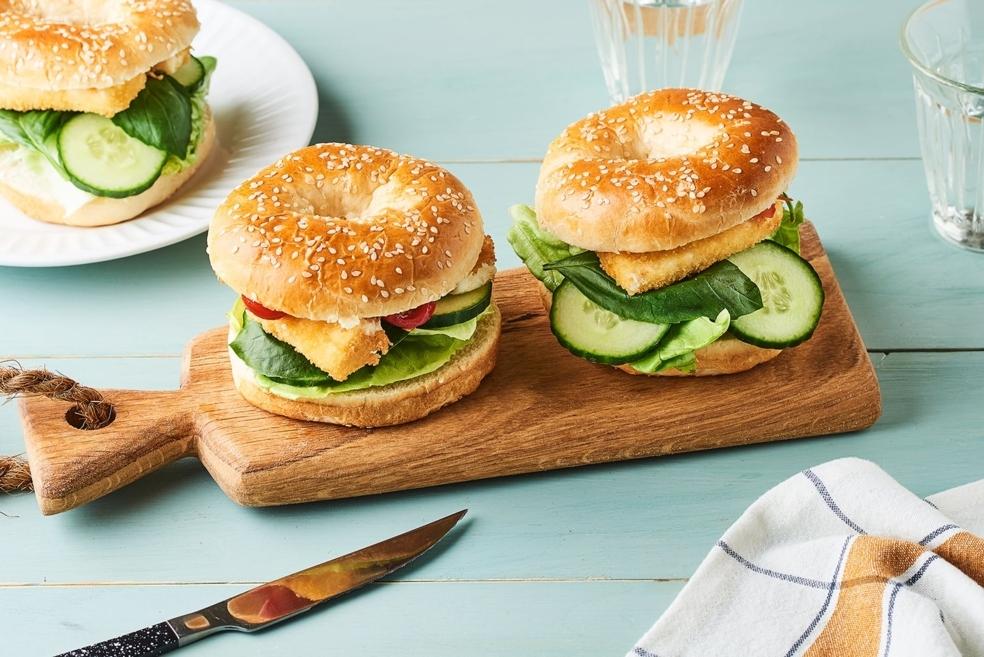 Bagel à la feta panée, tomates cerise et concombre