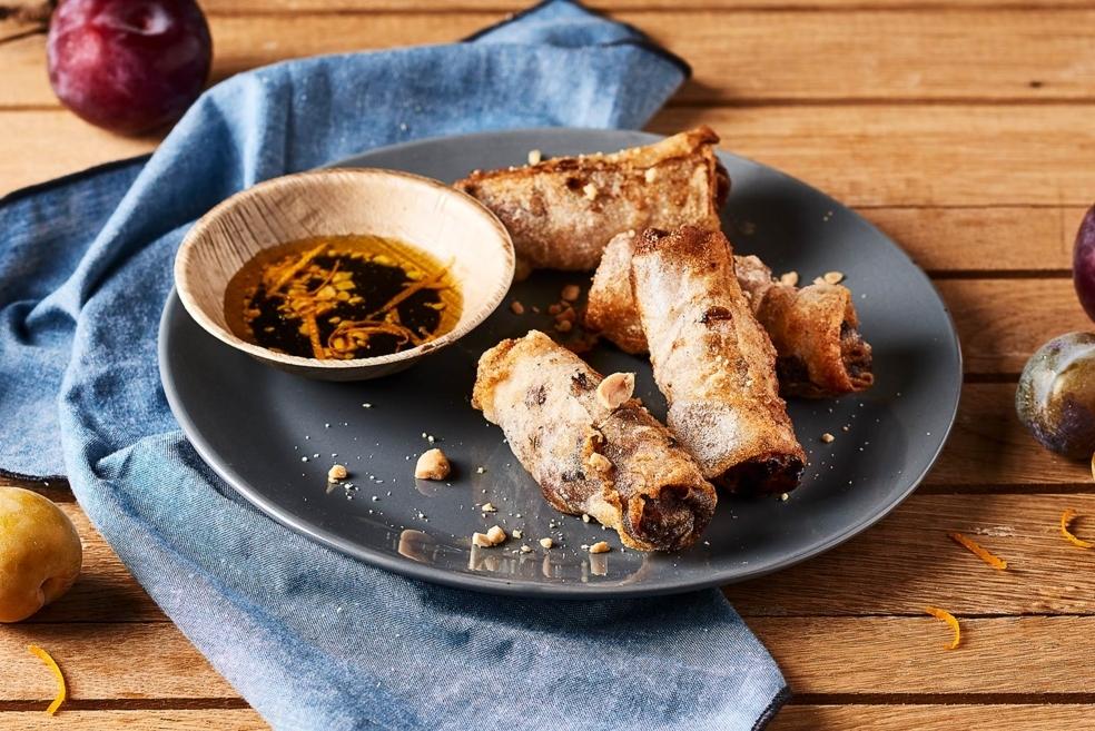 Nems de Fourme d'Ambert, prunes et oignon rouge