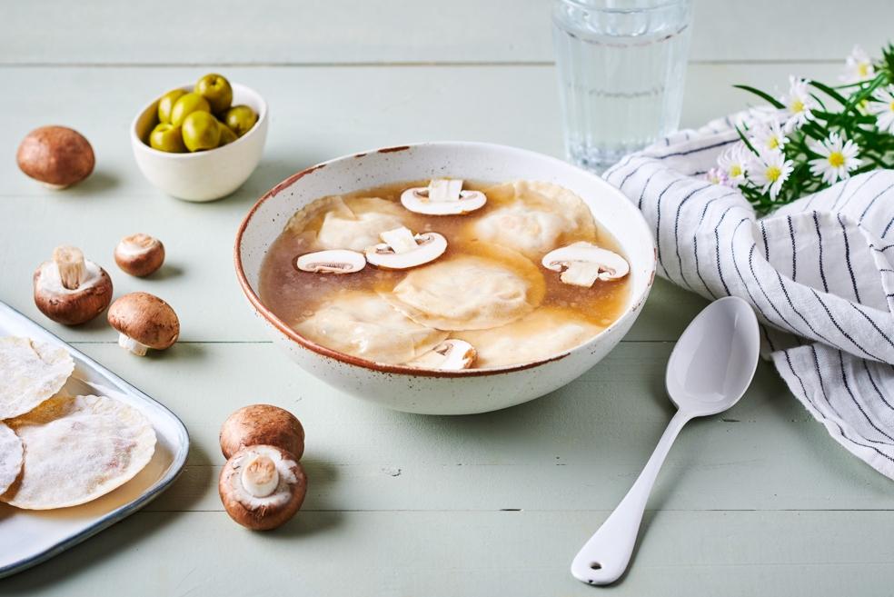 Bouillon de champignons et raviolis au cabillaud