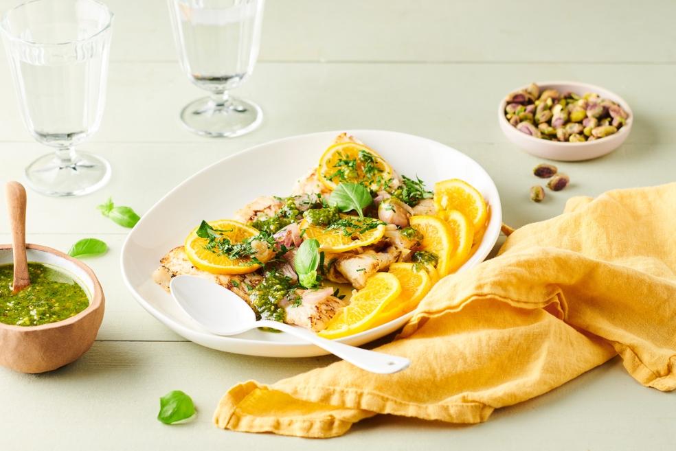 Bar grillé à l’orange et salsa aux pistaches