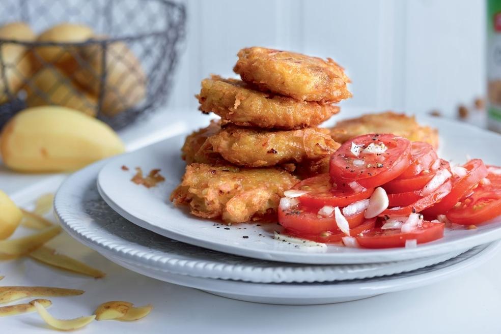 Galettes de pommes de terre et salade de tomates