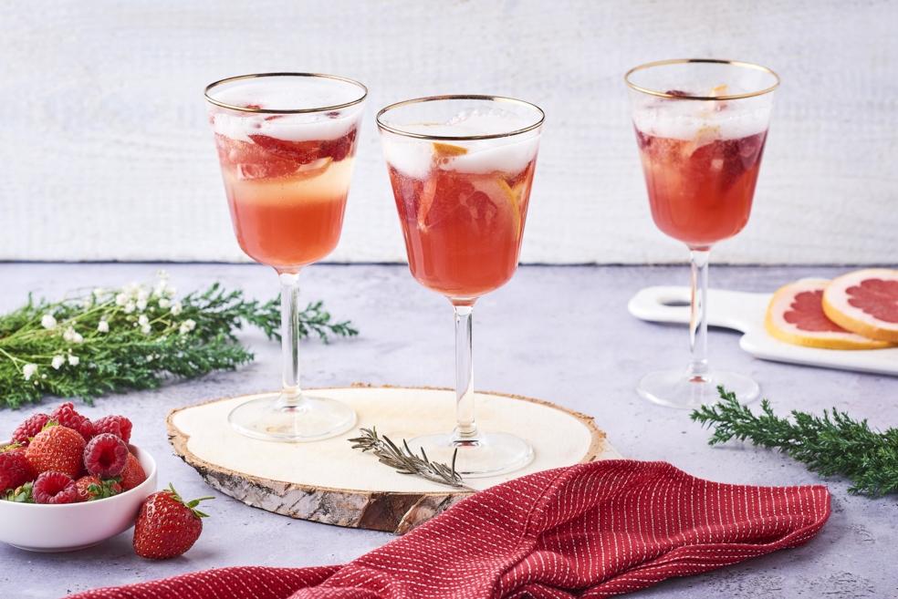Cocktail de champagne au sirop de fruits rouges et pamplemousse