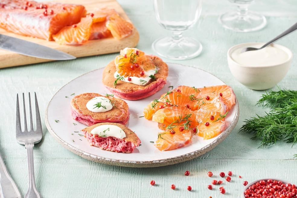 Blinis rose à la betterave, crème aneth et saumon gravlax