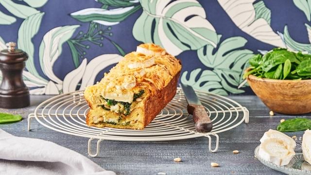 Croque cake aux épinards, au fromage de chèvre et aux pignons de pain