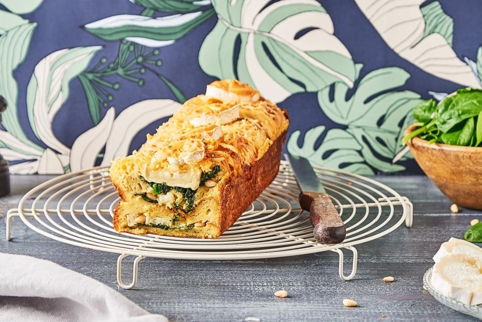 Croque cake aux épinards, au fromage de chèvre et aux pignons de pain