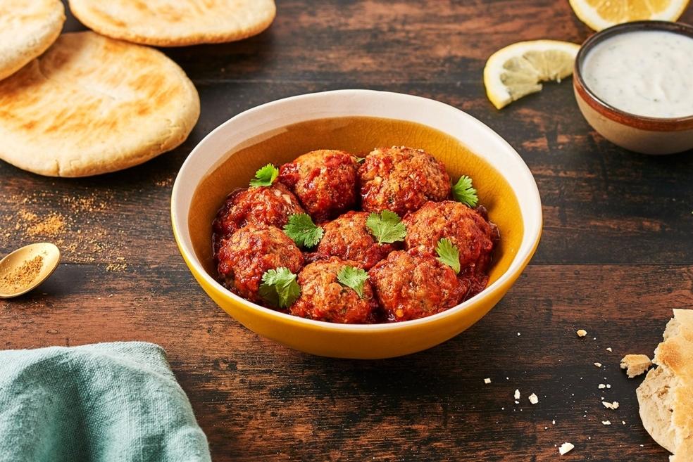 Boulettes d’agneau à la harissa, sauce yaourt et naan