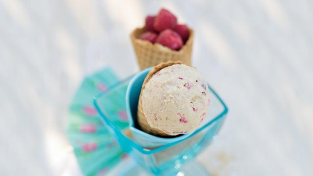 Glace à la banane et à la framboise