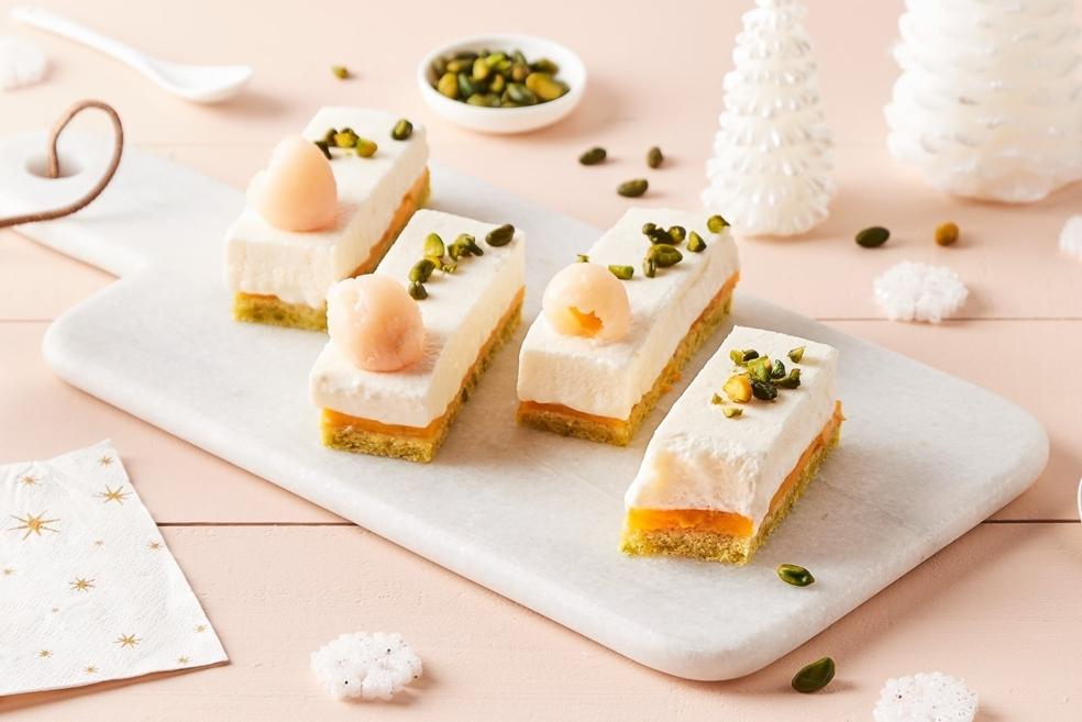 Mini bûches litchi-mangue-pistache