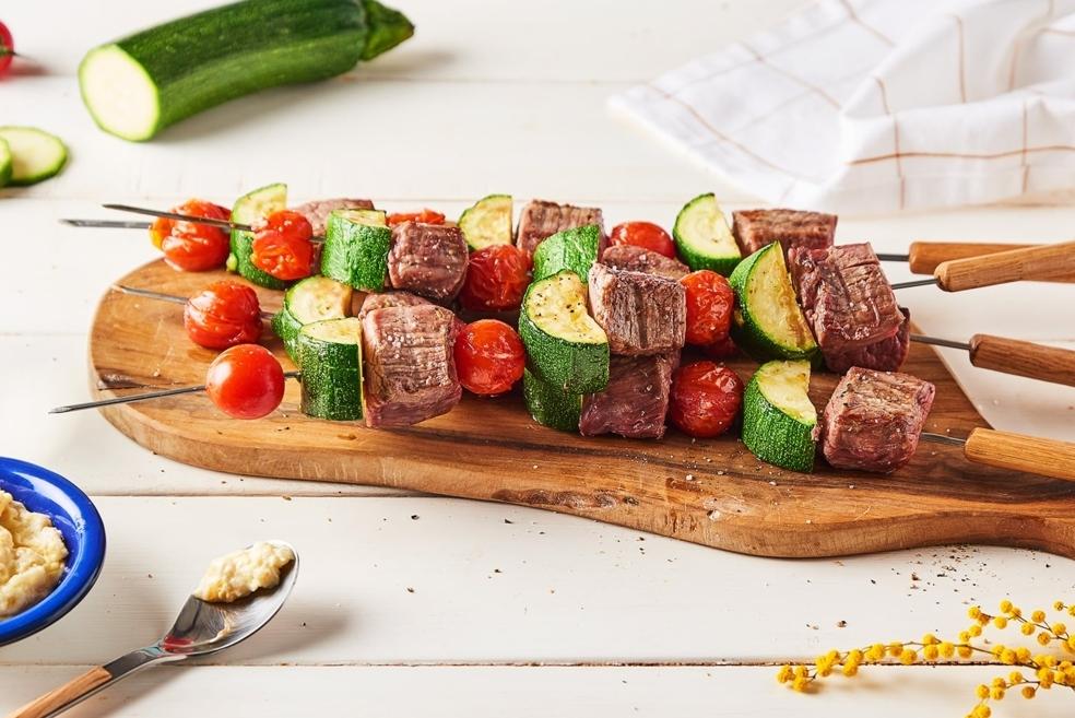 Brochettes de bœuf aux courgettes et sa sauce aillée