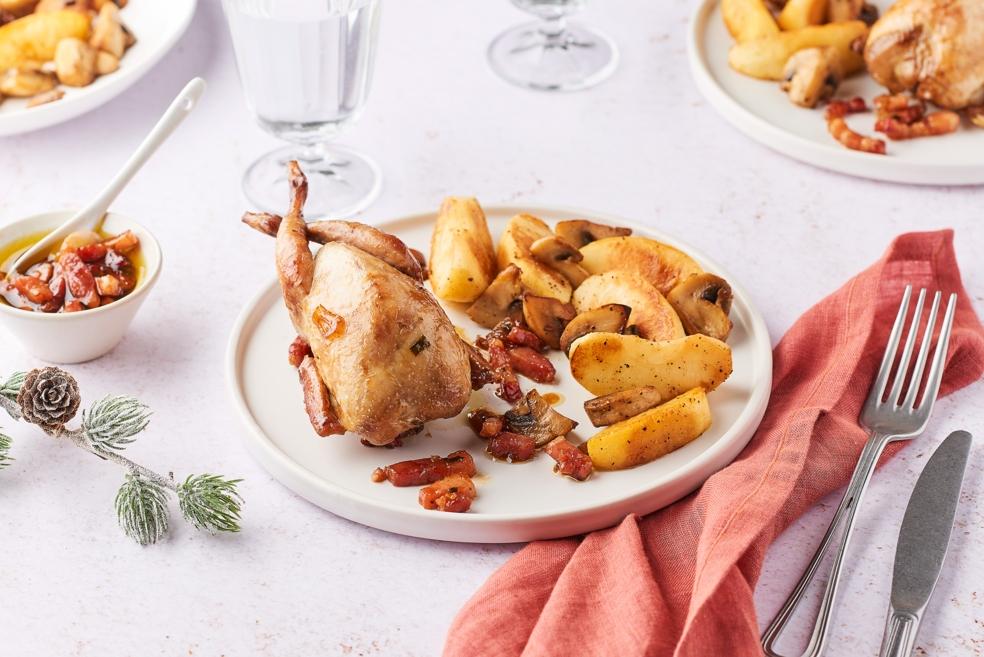 Cailles au cidre, pommes rôties et champignons de Paris