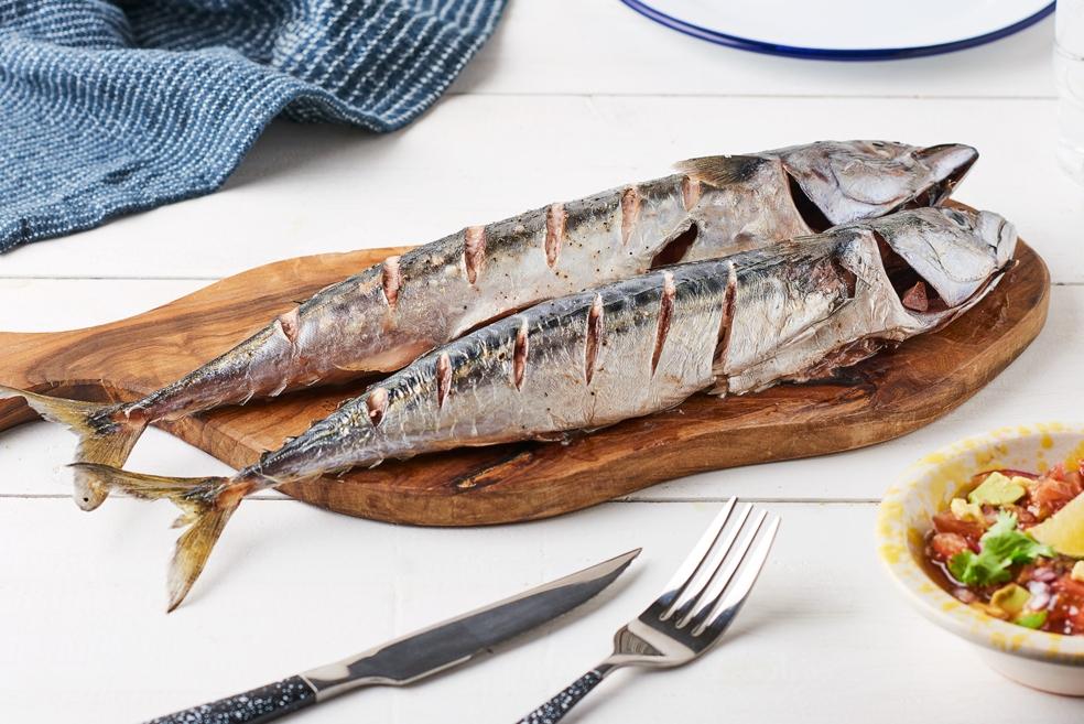 Maquereaux grillés au barbecue et salsa de tomate avocat