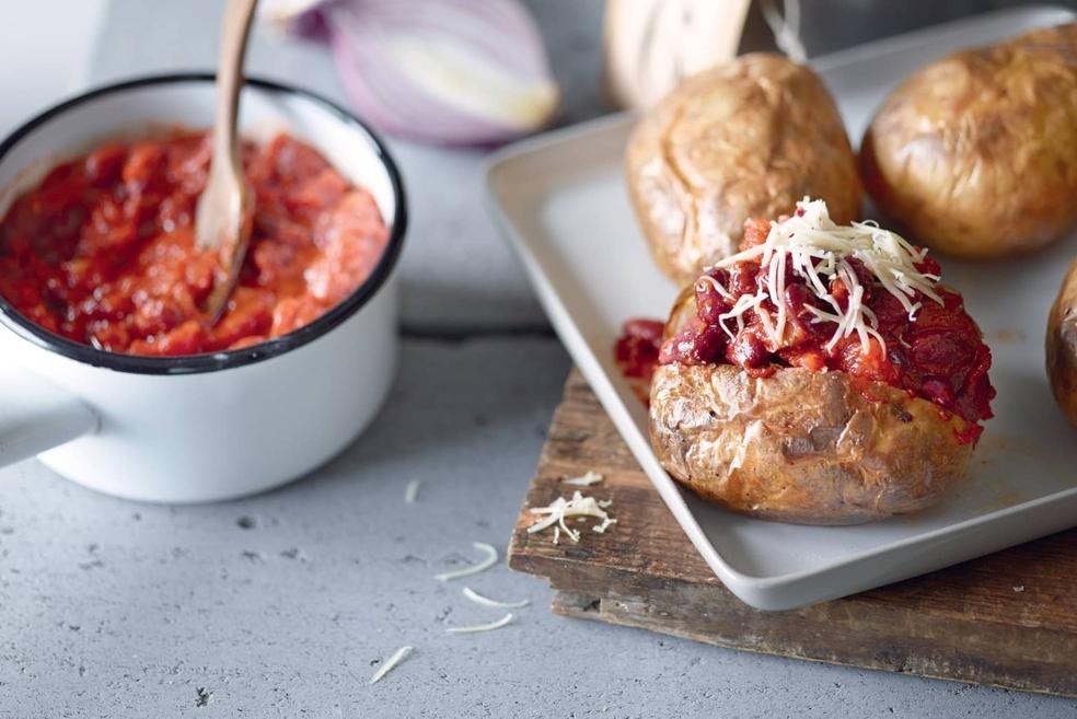 Pommes de terre au four farcies au chili végétarien