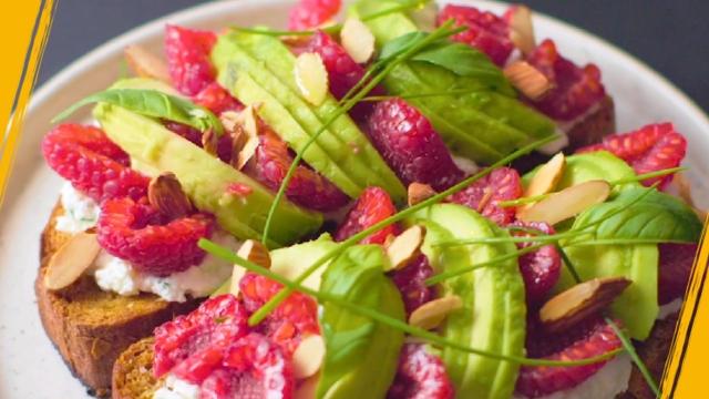 Tartine de chèvre frais, avocat et framboises