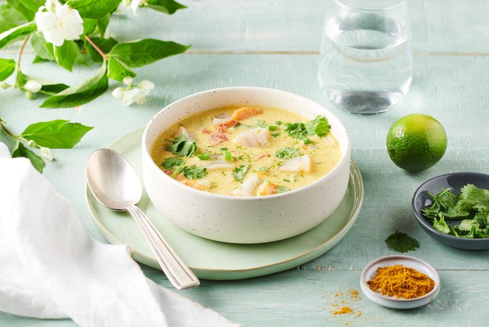 Soupe de cabillaud au lait de coco, curry et coriandre