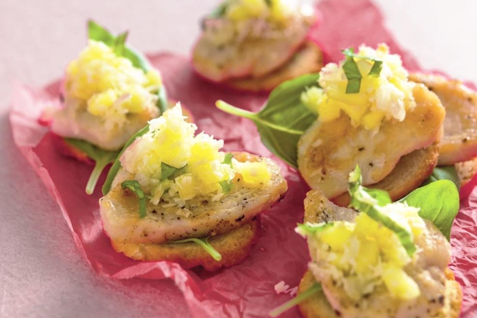 Toasts au poulet et tartare de mangue