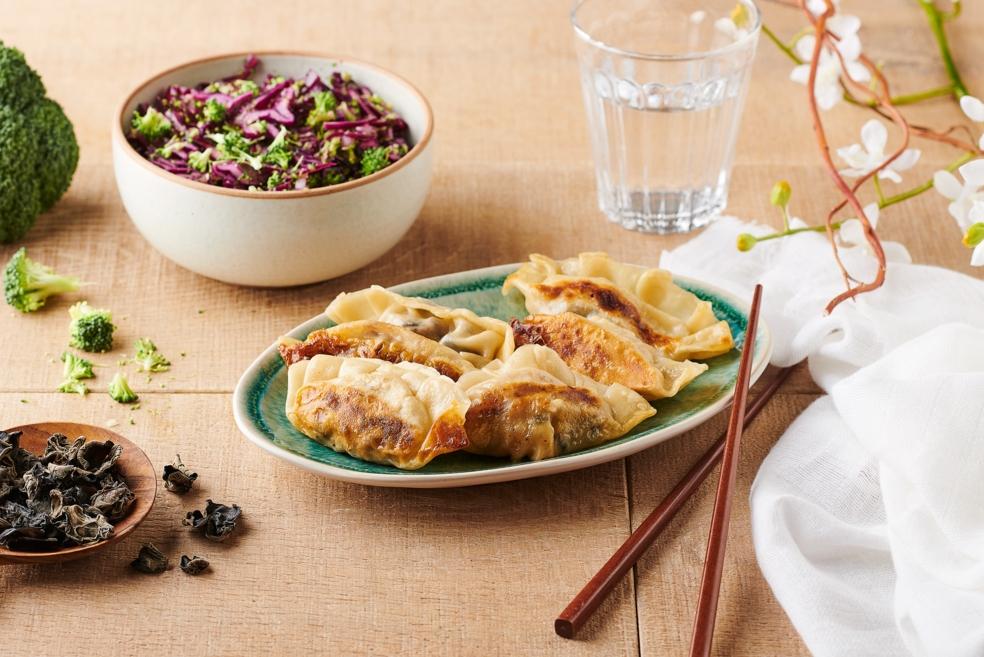Gyozas au bœuf et salade croquante brocolis et chou rouge