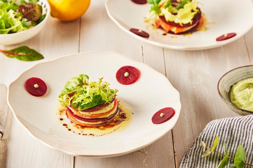 Millefeuille de betterave-avocat-saumon