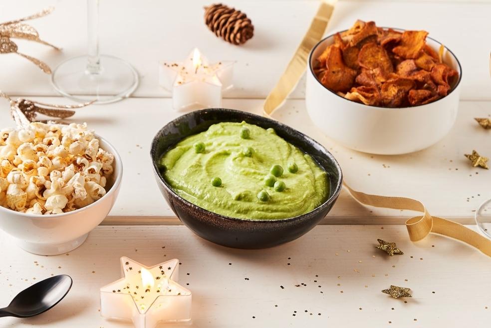 Crème de petits pois et chips de carottes, pop corn salé