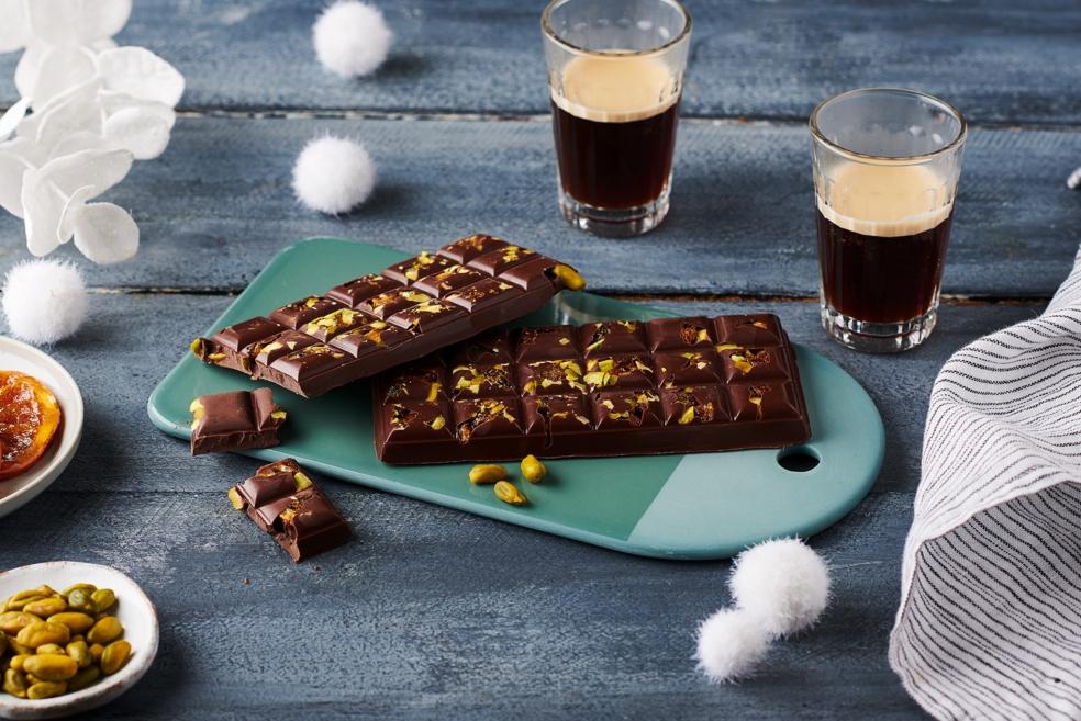 Tablette de chocolat aux tranches d'agrumes et pistaches