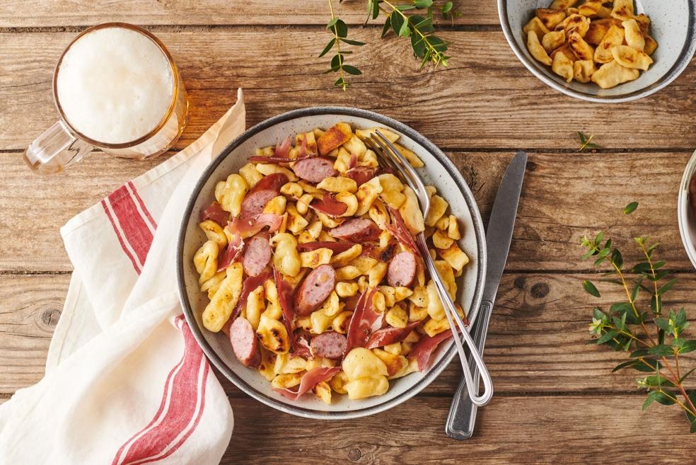 Spätzle aux saucisses, jambon et fromage