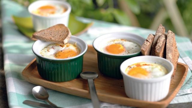 Œufs cocotte au salami et poivrons