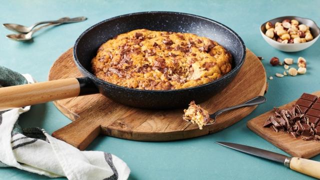 Cookie chocolat noir et noisettes à la poêle