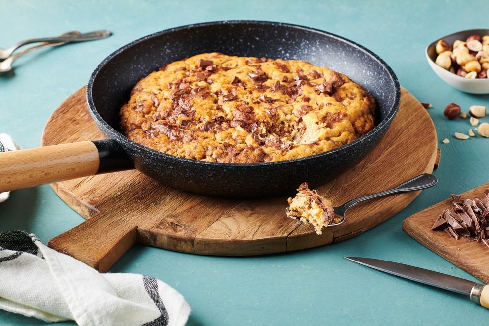 Cookie chocolat noir et noisettes à la poêle