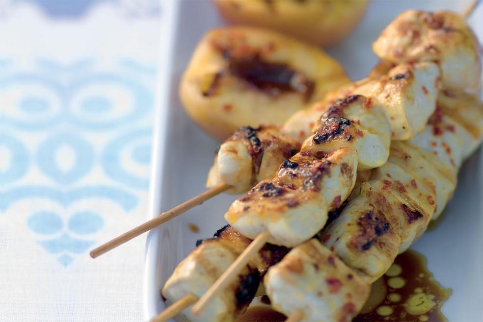 Brochettes de poulet marinées et pêches grillées