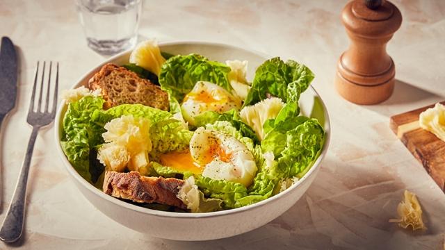 Salade aux œufs mollets et à la tête de moine