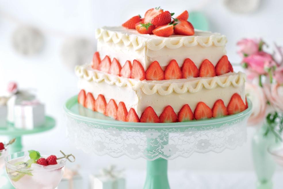 Gâteau à étages aux fraises et amandes