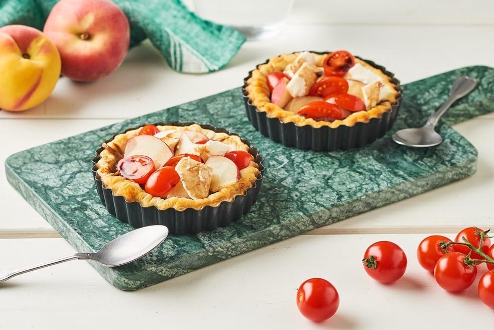 Mini tartelettes de tomates, pêches et mozzarella