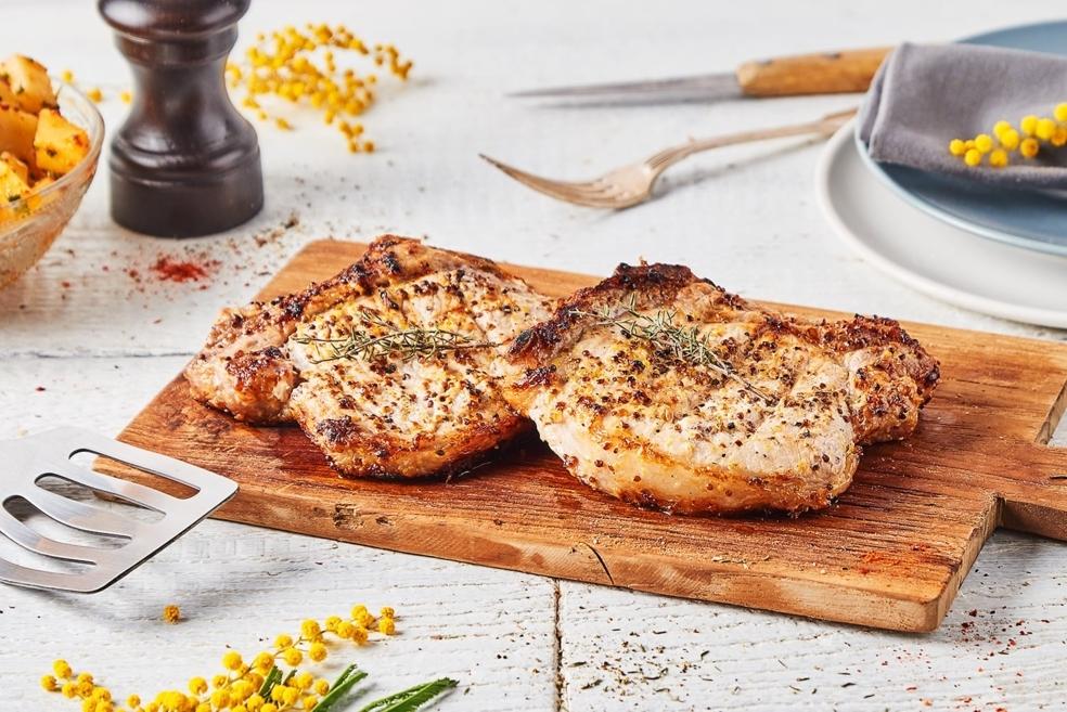 Côtes de porc à la moutarde et salade de pommes de terre épicées