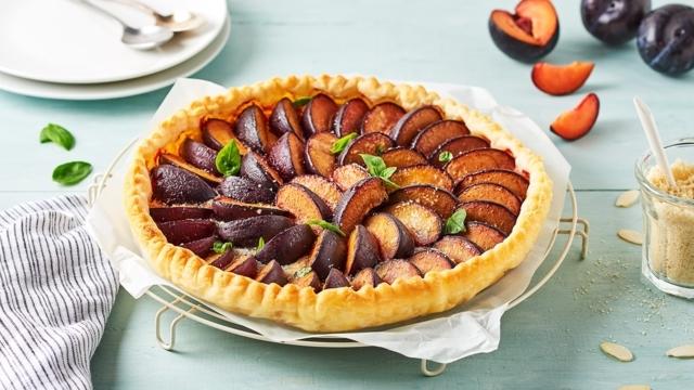 Tarte aux prunes rouges et basilic