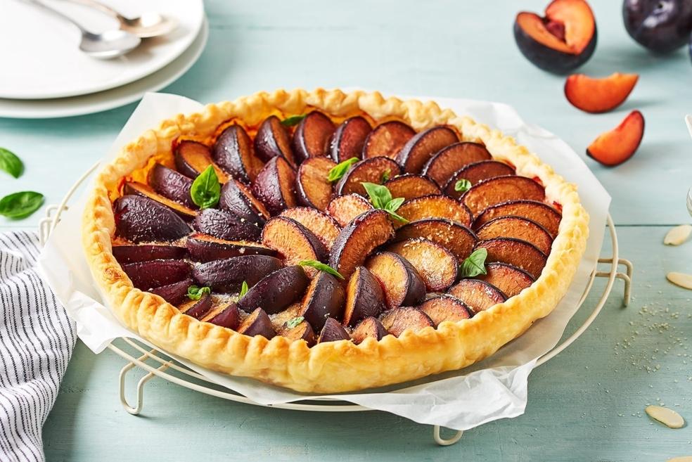 Tarte aux prunes rouges et basilic