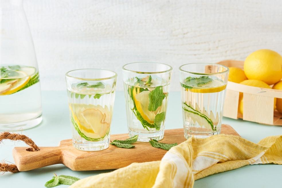Eau détox au concombre, citron et gingembre