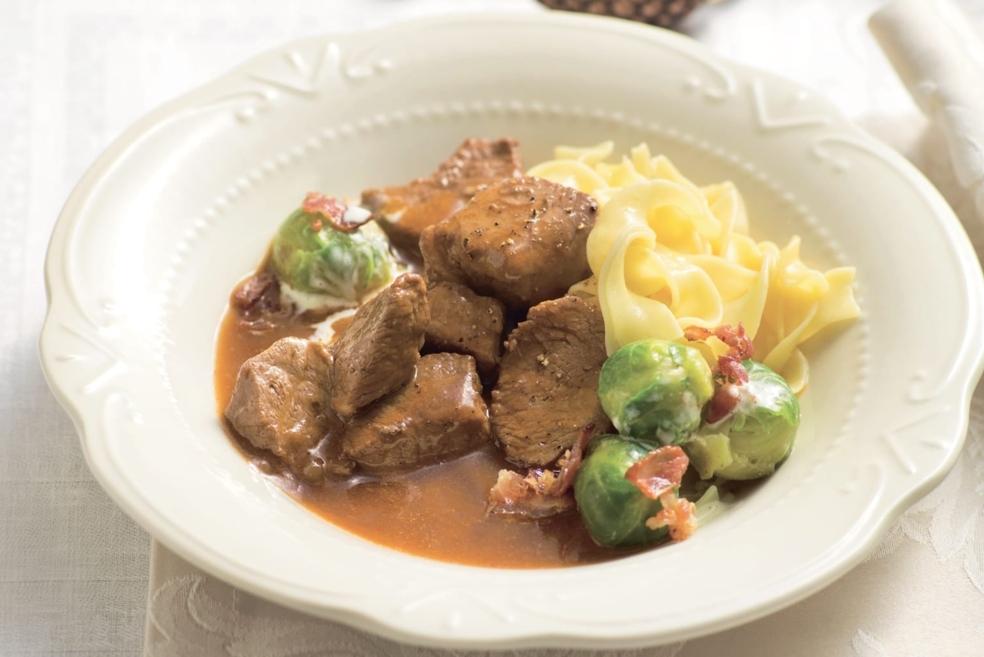 Goulash de veau, choux de Bruxelles et tagliatelle