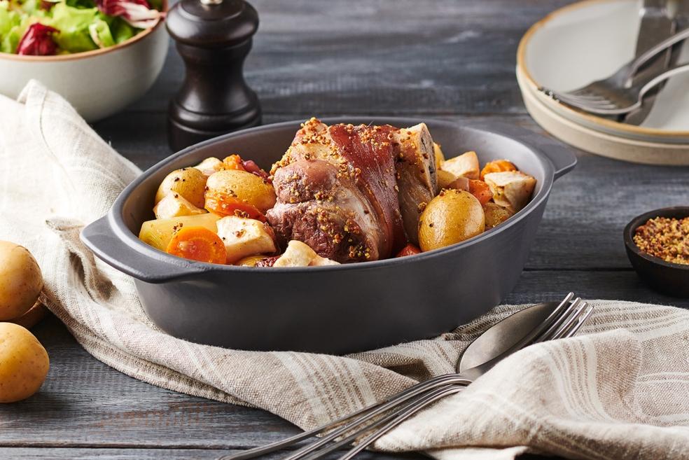 Jarrets de porc, moutarde à l'ancienne et petits légumes