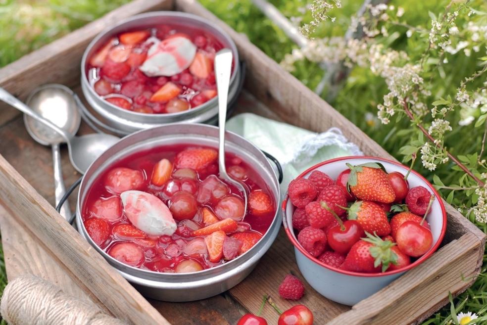 Soupe de fruits froide et quenelle à la vanille