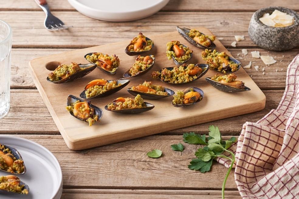 Moules à la plancha gratinées au parmesan et persil